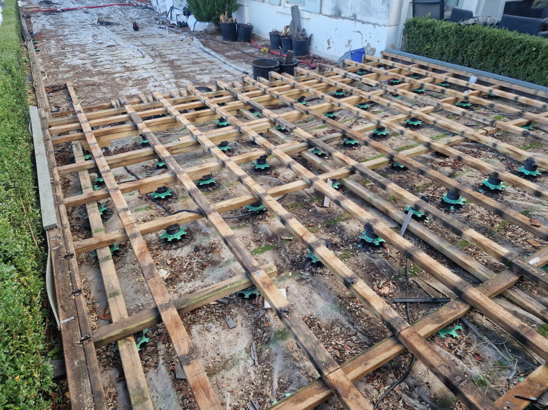 Pose d'une terrasse en bois composite à la Croix Rousse