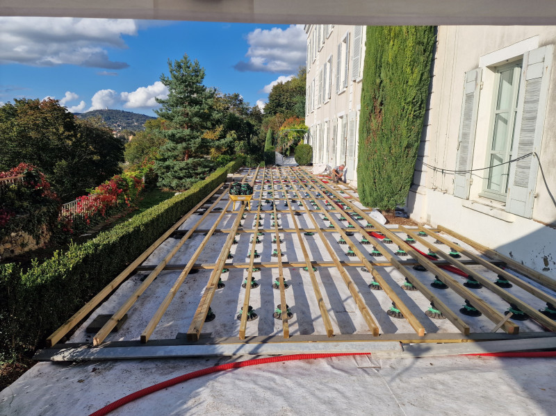 Pose d'une terrasse en bois composite à la Croix Rousse