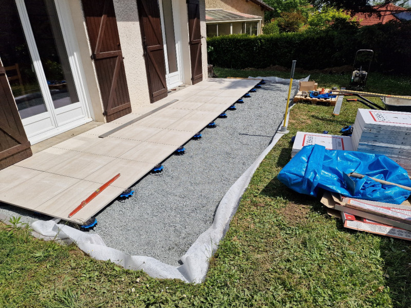 Création d'une terrasse en grès cérame sur plot 60x60 pour une maison à Rillieux la pape