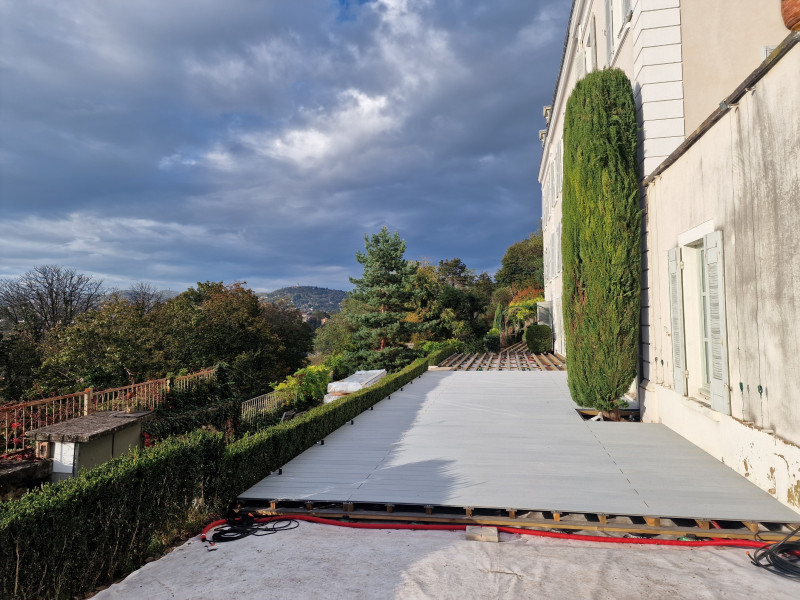 Pose d'une terrasse en bois composite à la Croix Rousse