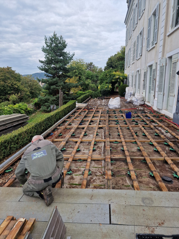Pose d'une terrasse en bois composite à la Croix Rousse